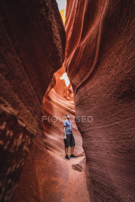 США, Аризона, турист, стоящий в каньоне Лоуэр-Антилопа — стоковое фото