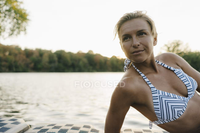 Portrait de femme en bikini au bord d'un lac — Photo de stock