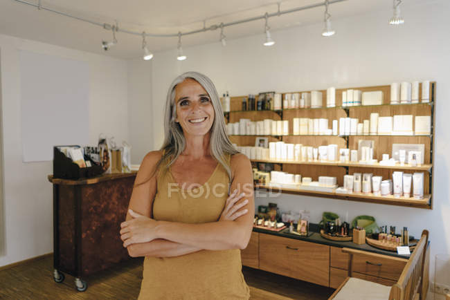 Porträt einer lächelnden Geschäftsfrau in ihrem Geschäft — Stockfoto