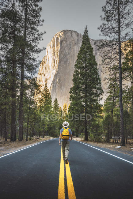 Usa, Kalifornien, Yosemite-Nationalpark, Mann auf der Straße mit El Capitan im Hintergrund — Stockfoto