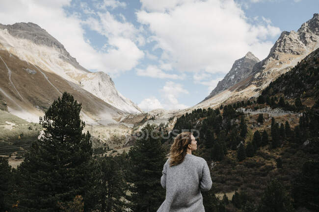 Svizzera, Grigioni, Passo Albula, donna in piedi nel paesaggio montano — Foto stock