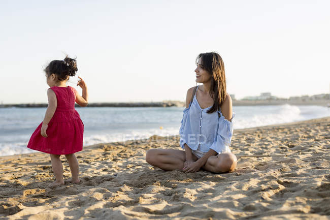 Mãe e filha brincando na praia — Fotografia de Stock