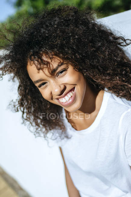 Портрет сміється молода жінка з Кучеряве волосся — стокове фото