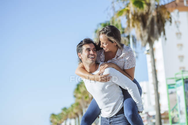 Jeune couple sans soucis sur la promenade — Photo de stock