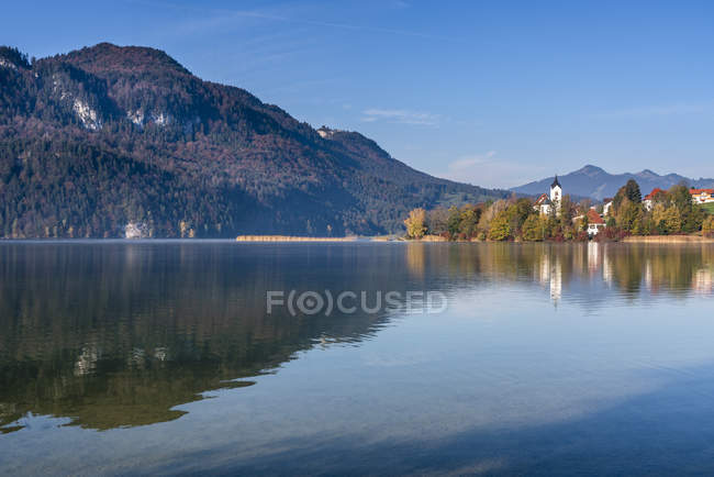 Alemanha, Baviera, East Allgaeu, Fuessen, Weissensee, lago no Outono — Fotografia de Stock