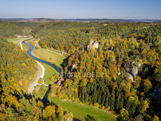 Germany, Bavaria, Franconian Switzerland, Ahorntal, Rabenstein castle in autumn — Stock Photo