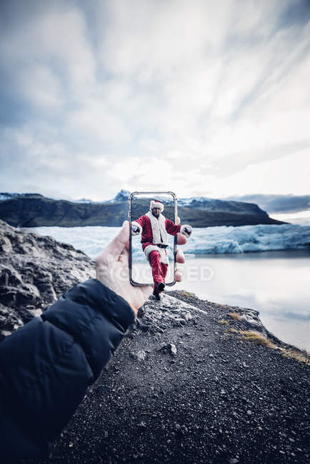 Islandia, hombre disfrazado de Santa Claus procedente de un teléfono celular - foto de stock