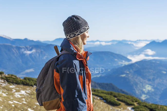 Alemanha, Garmisch-Partenkirchen, Alpspitze, Osterfelderkopf, caminhante feminina no ponto de vista olhando para a vista — Fotografia de Stock