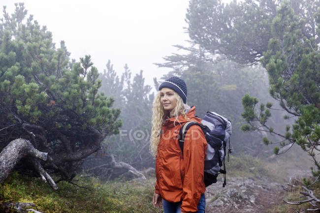 Молодая женщина, путешествующая по баварским горам — стоковое фото