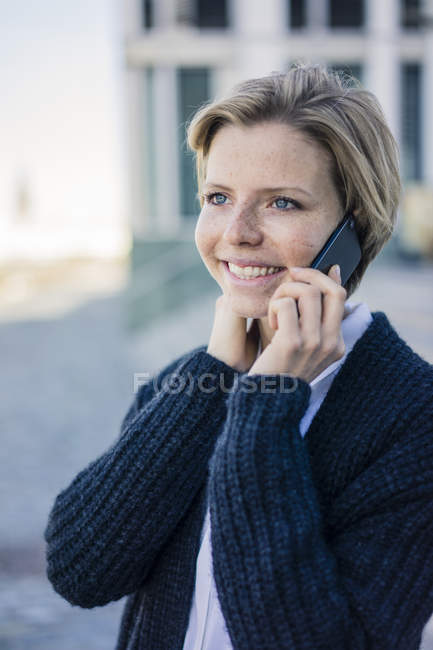 Giovane donna d'affari utilizzando il telefono cellulare — Foto stock