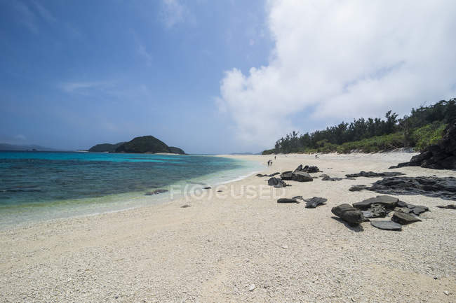 Japón, Islas Okinawa, Islas Kerama, Isla Zamami, Mar de China Oriental, Playa Furuzamami - foto de stock