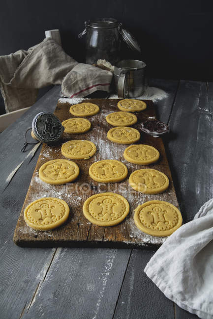 Biscoitos crust curto crust motivo cru e selo de biscoito na placa de madeira — Fotografia de Stock
