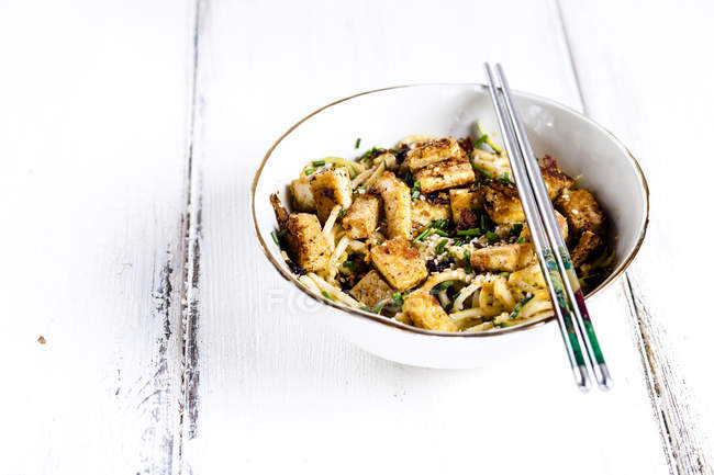 Bowl of zoodles with fried tofu — Stock Photo