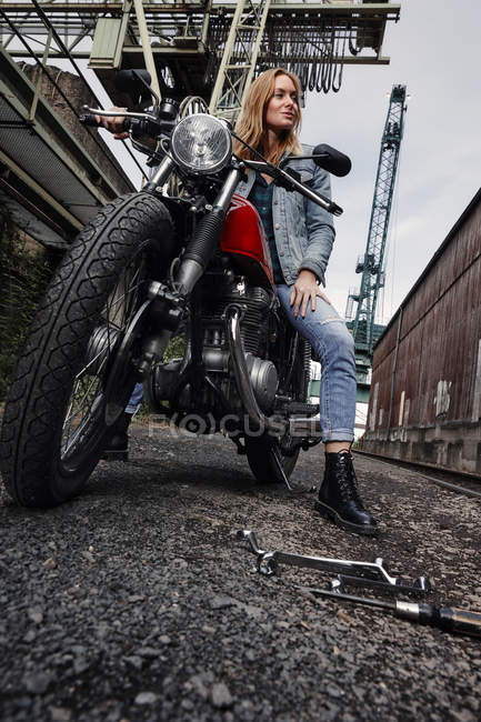 Portrait de jeune femme confiante en moto — Photo de stock