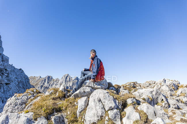 Deutschland, garmisch-partenkirchen, alpspitze, osterfelderkopf, wanderin am aussichtspunkt — Stockfoto