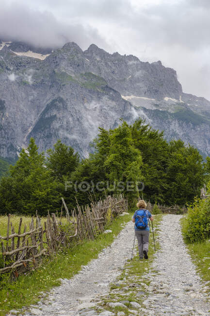 Albania, Shkoder County, Albanian Alps, Theth National Park, Theth, female hiker — Stock Photo