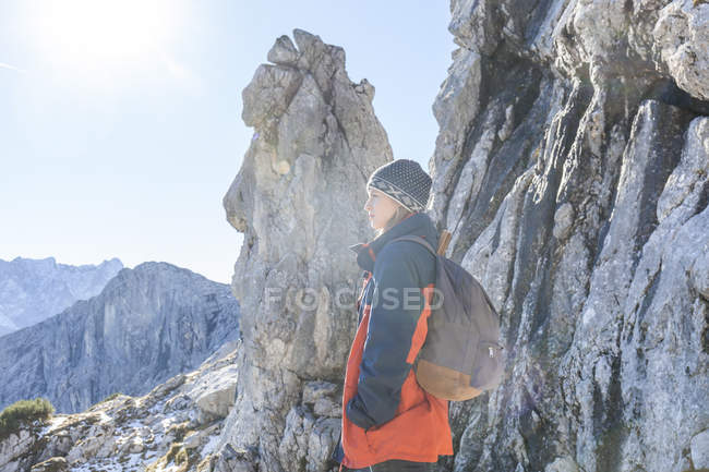 Deutschland, garmisch-partenkirchen, alpspitze, osterfelderkopf, wanderin am aussichtspunkt — Stockfoto