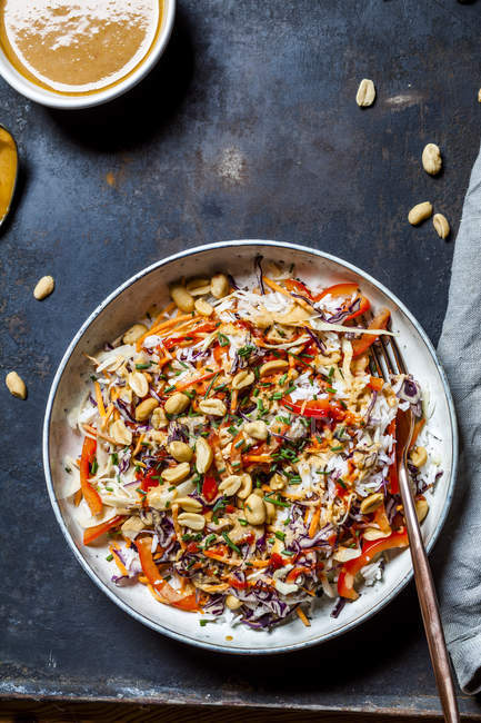 Warm rice salad with grated vegetables, peanut sauce and peanuts — Stock Photo