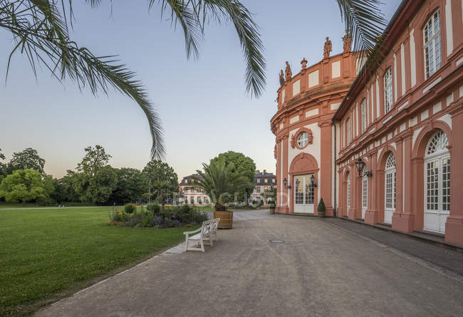 Germania, Assia, Wiesbaden, Palazzo Biebrich la sera — Foto stock