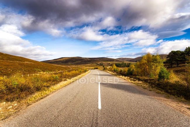 Великобритания, Шотландия, нагорье, дорога — стоковое фото