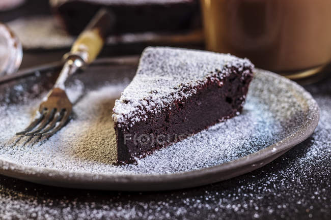Kladdkaka sueco, pastel de chocolate negro, brownie sueco, con café, primer plano - foto de stock