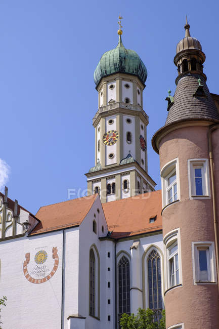 Germania, Baviera, Augusta, angolo oriel in Kirchgasse e Basilica dei SS. Ulrich e Afra — Foto stock