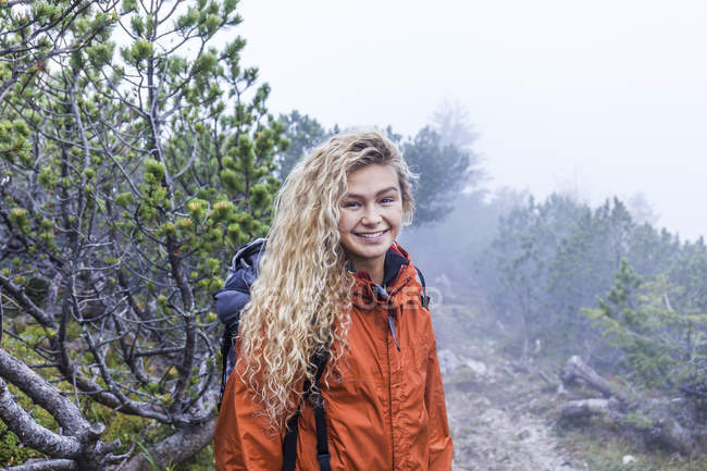 Giovane donna escursioni nelle montagne bavaresi — Foto stock