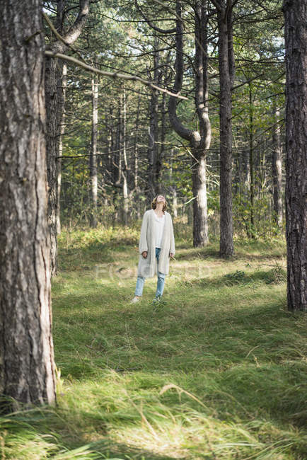 Donna in piedi nella foresta — Foto stock