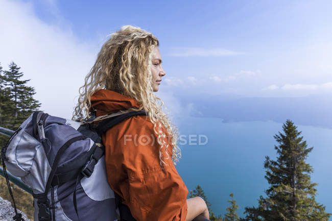 Mujer joven senderismo en las montañas de Baviera, mirando el lago Walchensee - foto de stock