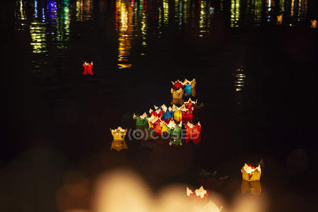 Vietnam, Hoi An, velas de natación en el río Song Thu Bon por la noche - foto de stock
