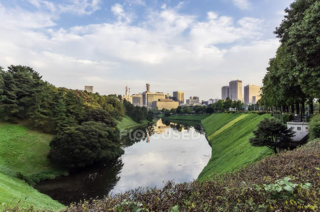 Japón, Tokio, distrito de Chiyoda, lago cerca del Palacio Imperial - foto de stock