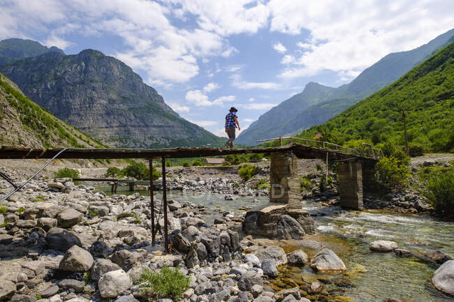 Албания, округ Шкодер, Албанские Альпы, Джем-Каньон, турист на мосту через реку Джем — стоковое фото