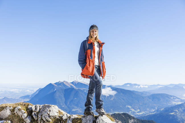Deutschland, garmisch-partenkirchen, alpspitze, osterfelderkopf, wanderin — Stockfoto