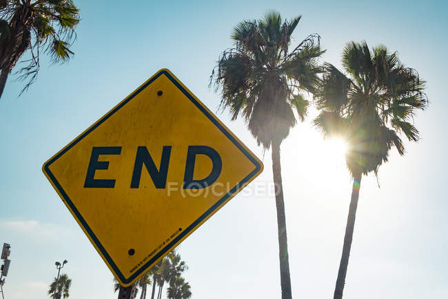 EUA, Califórnia, Los Angeles, Veneza, assinam Fim contra palmas e sol — Fotografia de Stock
