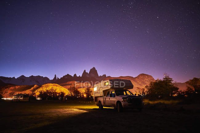Argentina, Patagonia, El Chalten, parked camper in front of Fitz Roy at night — Stock Photo