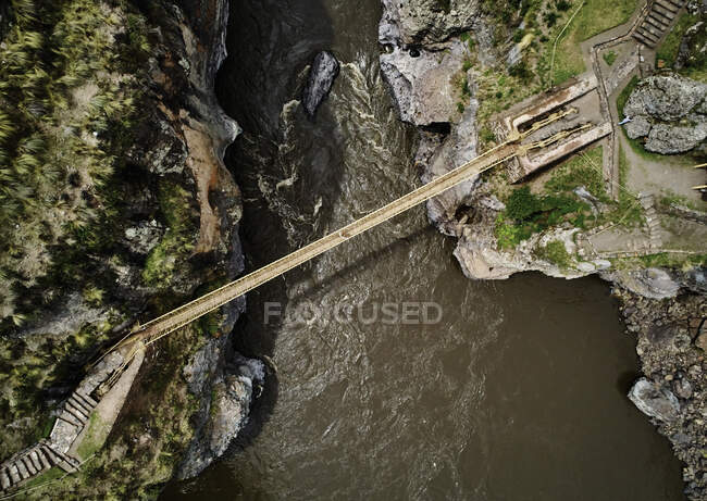 Peru, Quehue, veduta aerea della donna che attraversa il ponte di corda — Foto stock