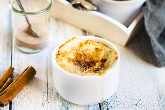Bowl of Turkish oven baked rice pudding with cinnamon — Stock Photo