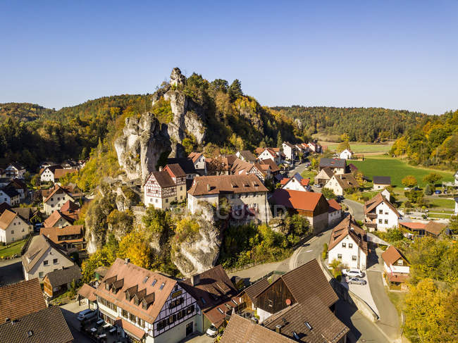 Alemania, Baviera, Suiza franconia, Tuechersfeld, vista del pueblo de la iglesia - foto de stock