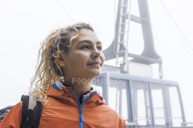 Junge Frau mit Seilbahn auf den Berg — Stockfoto