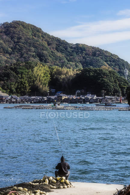 Япония, префектура Киото, рыбацкая деревня Ине, городок с рыбаком — стоковое фото