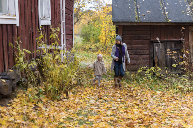 Фінляндія, Куопіо, мати і маленька дочка бавляться восени. — стокове фото