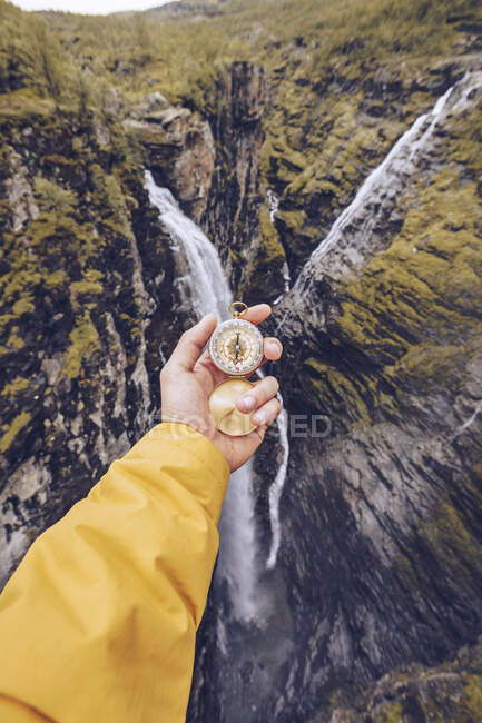 Handhaltender Kompass in Norwegen — Stockfoto