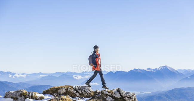 Alemanha, Garmisch-Partenkirchen, Alpspitze, Osterfelderkopf, mulher caminhante — Fotografia de Stock
