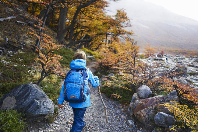 Argentina, Patagonia, El Chalten, niño en una excursión de senderismo. - foto de stock
