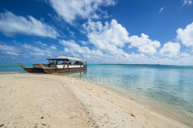 Isole Cook, Rarotonga, Laguna di Aitutaki, barca tradizionale in spiaggia — Foto stock