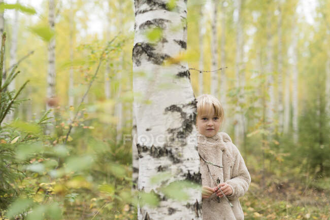 Портрет блондинки, що бавиться у березових лісах. — стокове фото