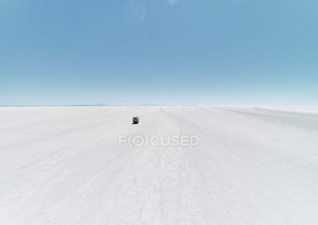 Болівія, Салар де Уюні, кемпер водіння на Солт-Лейк — стокове фото