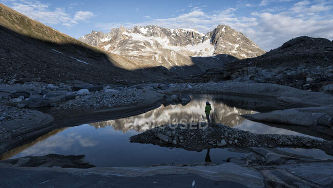 Greenland, Sermersooq, Kulusuk, Schweizerland Alps, mountains reflecting in water — Stock Photo