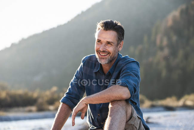 Homme mûr camping au bord de la rivière — Photo de stock
