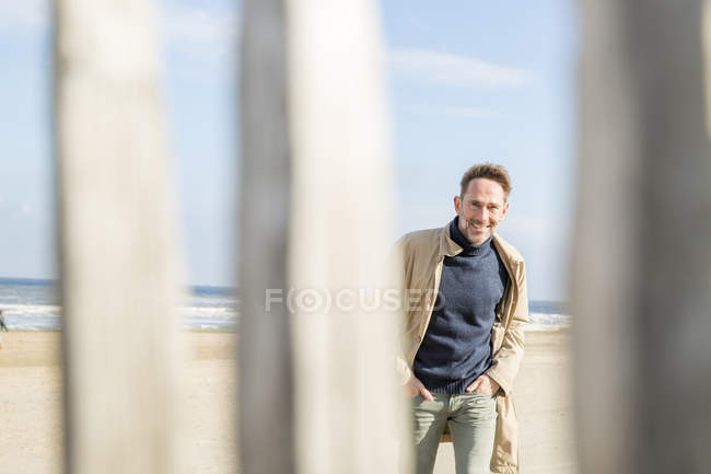 Portrait d'un homme souriant sur la plage — Photo de stock